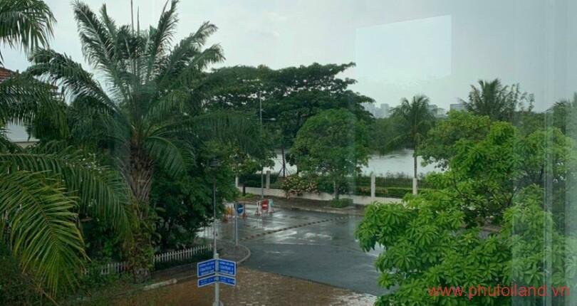 view-nhin-tu-ban-cong-phong-ngu-cua-biet-thu-can-ban