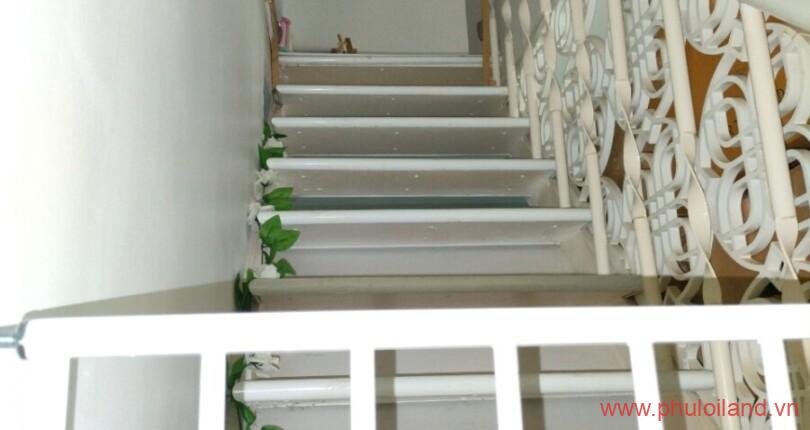 can-ban-can-ho-hung-vuong-1-khu-vuc-cau-thang-bentrong-can-ho