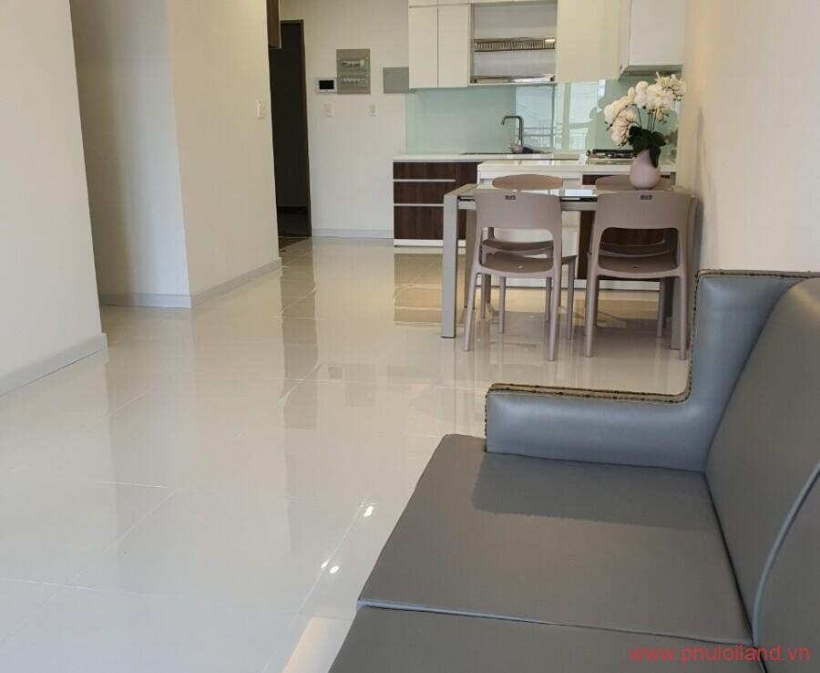 hinh anh phong khach can ho cho thue rong day du tien nghi 900x738 - Chủ nhà thân gửi cho thuê căn hộ chung cư Saigon South, 71m2, view sông, giá 14tr/tháng, xem nhà dễ.