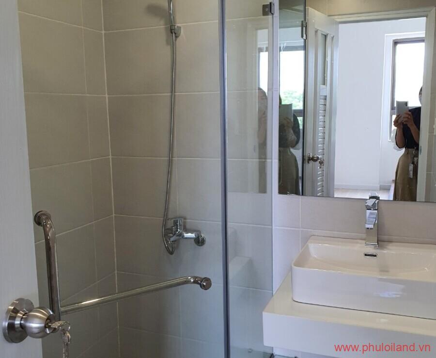 hinh anh tollet can ho can cho thue 900x738 - Chủ nhà thân gửi cho thuê căn hộ chung cư Saigon South, 71m2, view sông, giá 14tr/tháng, xem nhà dễ.