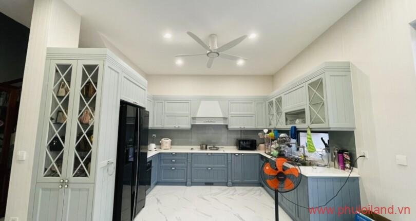 khong-gian-phong-bep-trong-nha-biet-thu-my-thai-3-can-ban