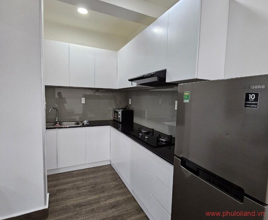 khu vuc bep cua can ho can ban sky garden 3 900x738 - Cần bán căn hộ Sky Garden 3, 56m2, 2pn, 2wc, lầu trung, giá: 2,520 tỷ bớt lộc.