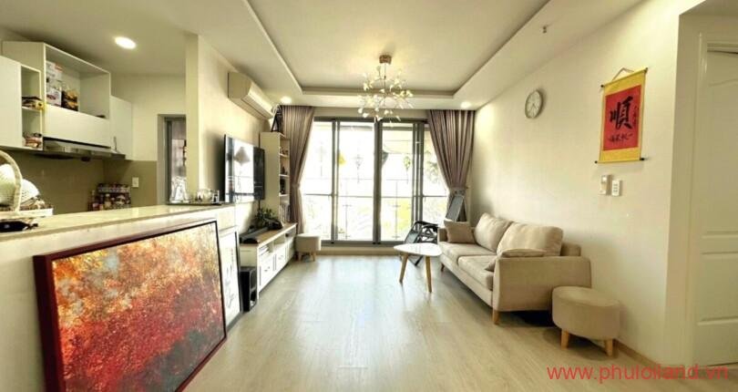 phong-khach-cua-can-ho-can-ban-green-valley (2)