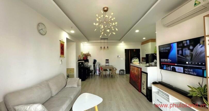 phong-khach-cua-can-ho-can-ban-green-valley (4)