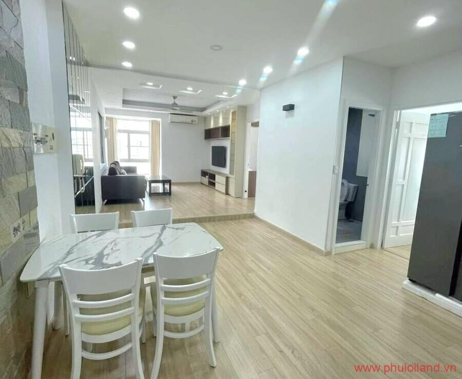 phong khach cua can ho can ban sky garden 2 1 900x738 - Bán rẻ Căn Hộ Sky Garden 2, căn góc lầu cao 89m2, 3pn, 2wc, giá: 3,550 tỷ thương lượng.