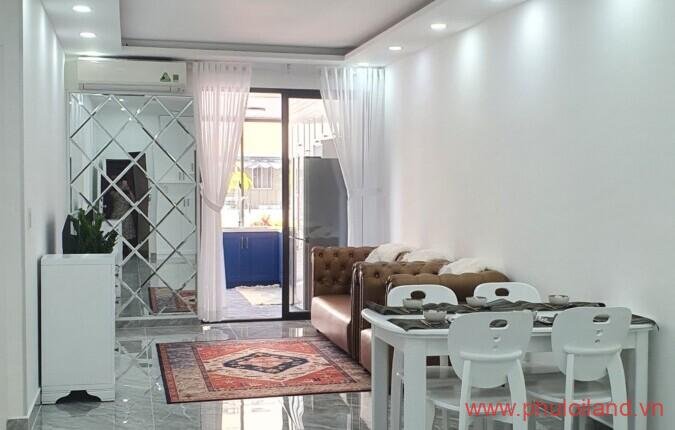 Bán gấp căn hộ Sky Garden 2 , 71m2 + sân, 2pn, 2 toilet, giá: 4,7 tỷ thương lượng.