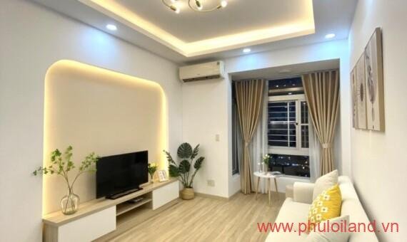 Bán gấp căn hộ Sky Garden 2, view hồ bơi lầu trung, 81m2, 2pn, 2wc, giá: 3,290 tỷ thương lượng.