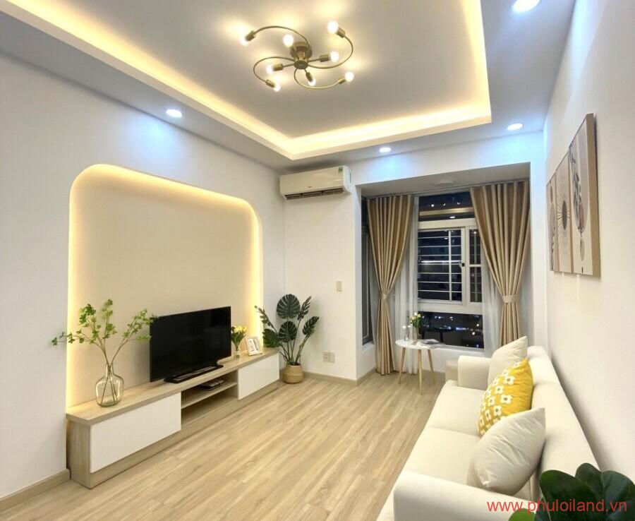 phong khach cua can ho can ban sky garden 2 5 900x738 - Bán gấp căn hộ Sky Garden 2, view hồ bơi lầu trung, 81m2, 2pn, 2wc, giá: 3,290 tỷ thương lượng.