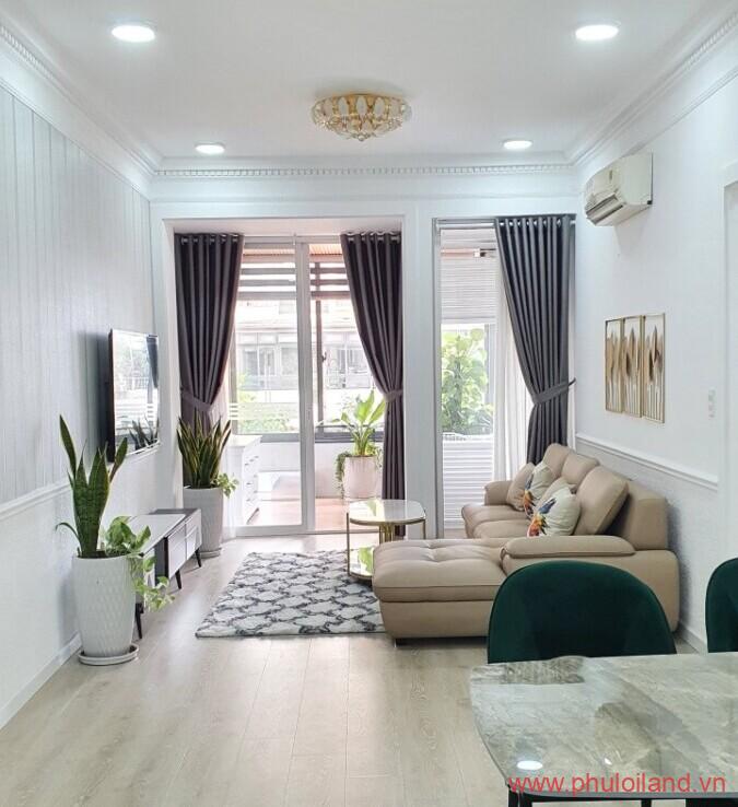 phong khach cua can ho can cho thue sky garden 1 2 1 675x738 - Sang nhượng căn hộ Sky Garden 1, căn góc 89m2 + sân, 3pn, 2 toilet, giá: 6,250 tỷ thương lượng.