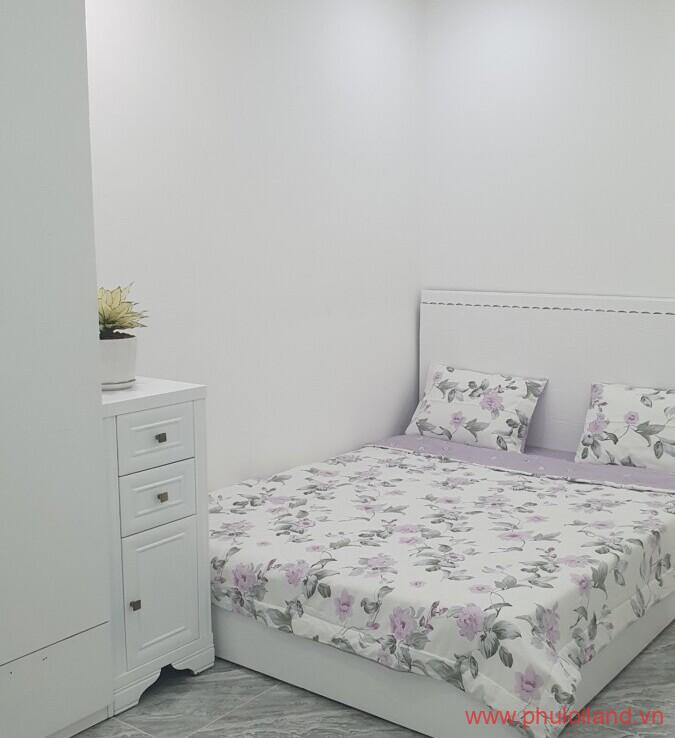 phong ngu 1 cua can ho can ban sky garden 2 675x738 - Bán gấp căn hộ Sky Garden 2 , 71m2 + sân, 2pn, 2 toilet, giá: 4,7 tỷ thương lượng.