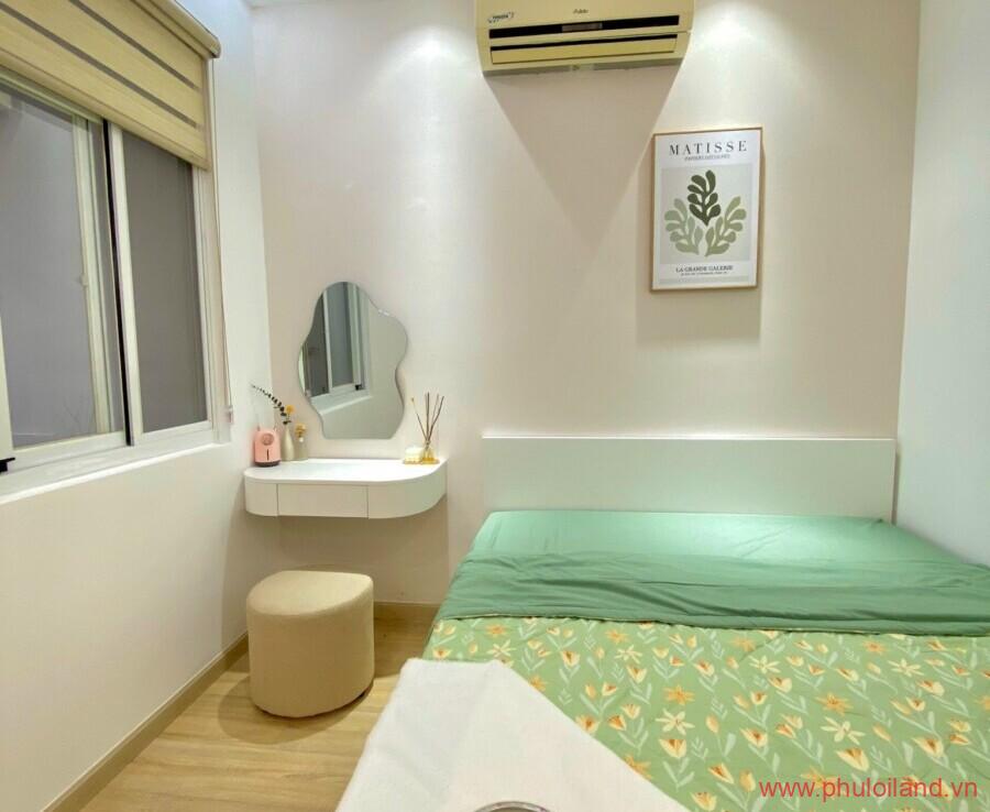 phong ngu can ho can ban sky garden 900x738 - Cần bán căn hộ Sky Garden 3, 2pn, 2wc, full nội thất đẹp như hình - giá: 3,290 tỷ