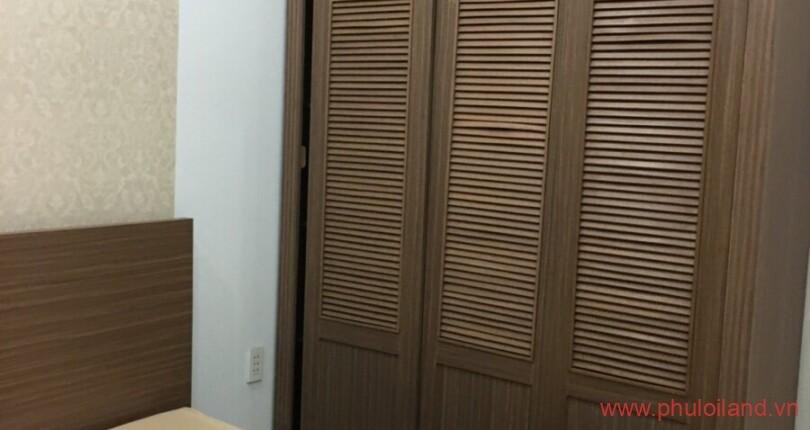 phong-ngu-co-tu-quan-ao-rong-rai