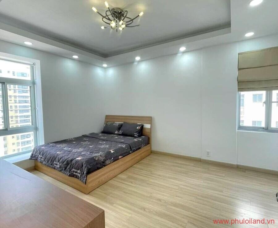 phong ngu cua can ho can ban sky garden 2 4 900x738 - Bán rẻ Căn Hộ Sky Garden 2, căn góc lầu cao 89m2, 3pn, 2wc, giá: 3,550 tỷ thương lượng.