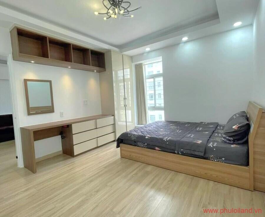 phong ngu cua can ho can ban sky garden 2 900x738 - Bán rẻ Căn Hộ Sky Garden 2, căn góc lầu cao 89m2, 3pn, 2wc, giá: 3,550 tỷ thương lượng.