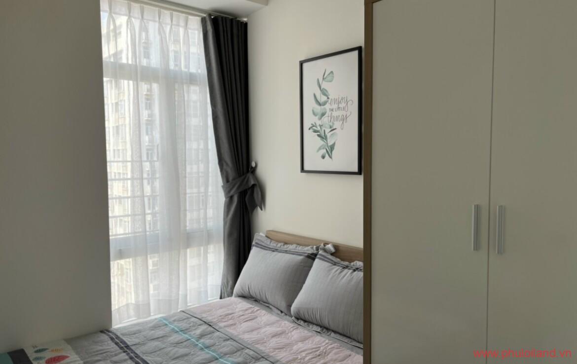 phong ngu cua can ho can ban sky garden 3 4 1170x738 - Cần bán căn hộ Sky Garden 3, căn góc 74m2, lầu cao, thiết kế 3pn, 2wc, nhà đẹp như hình- Giá: 3,490 tỷ.