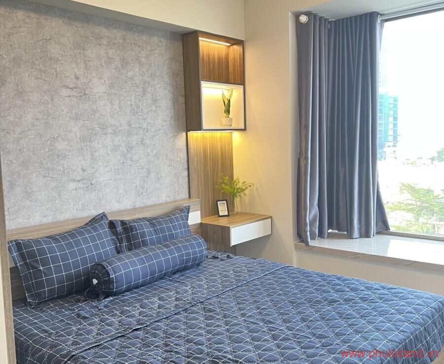 phong ngu cua can ho can cho thue mitdown m8 1 900x738 - Cho thuê The Peak Midtown M8 Phú Mỹ Hưng, 80m2, 2pn, 2wc. Giá : 1,300 usd thương lượng