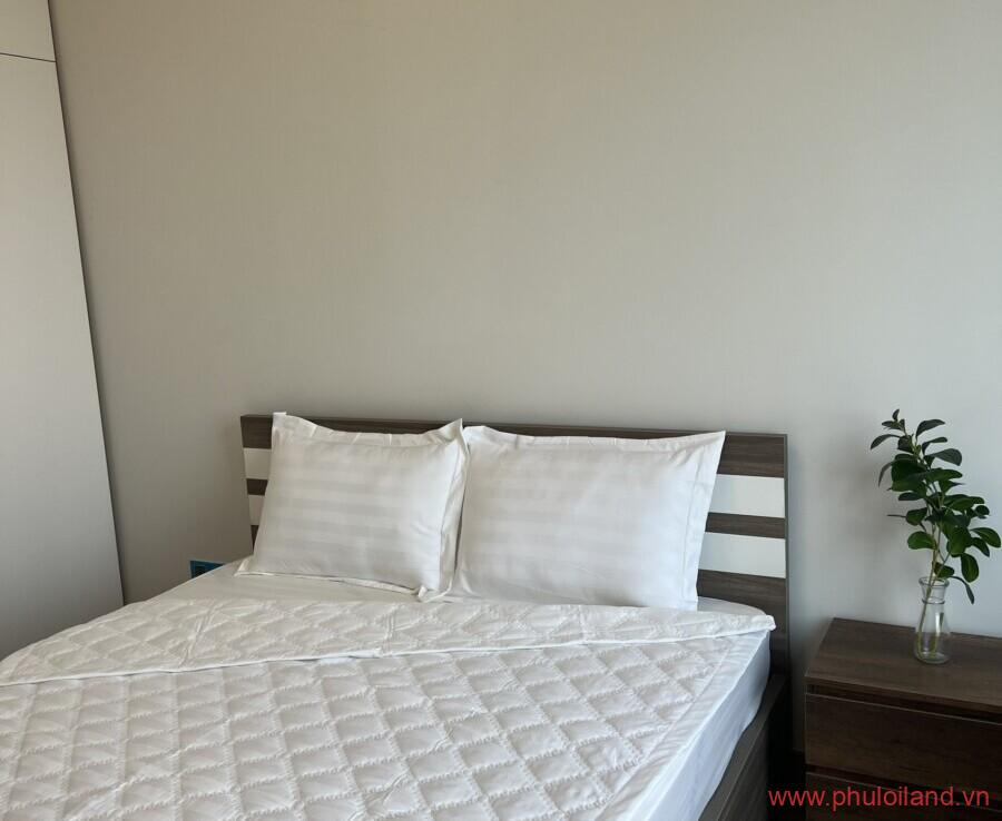 phong ngu cua can ho can cho thue mitdown m8 2 1 900x738 - Cho thuê The Peak Midtown M8 Phú Mỹ Hưng, 80m2, 2pn, 2wc. Giá : 1,300 usd thương lượng