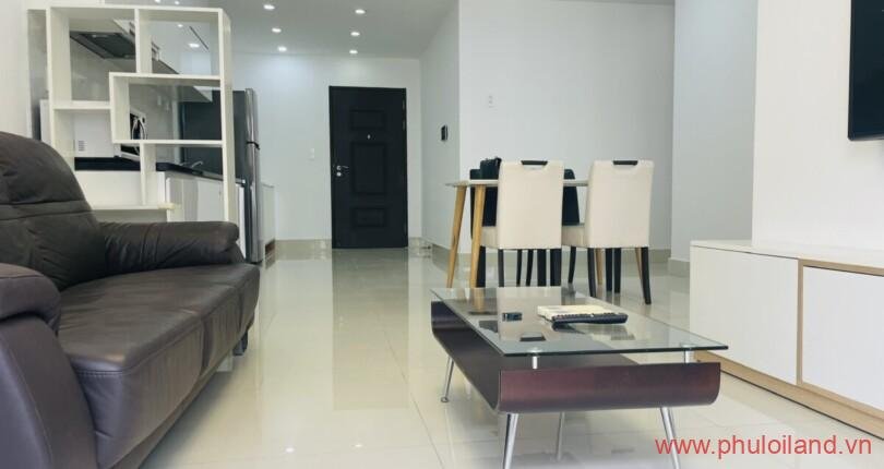 toan-dien-phong-khach-can-ho-can-ban-nhin-tu-cua-chinh-vao