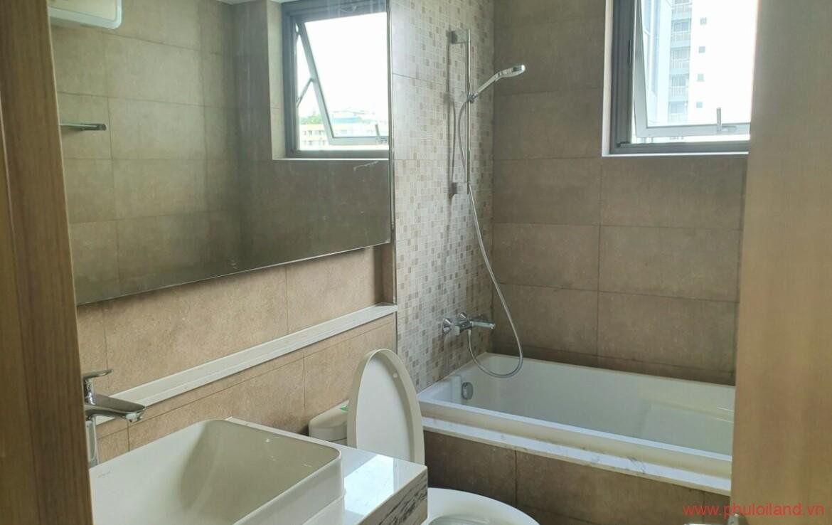 toilet cua can ho can ban cho thue riverpark premier 1 1170x738 - Cho thuê căn hộ cao cấp Riverpark Premier, 124m2, 3pn, 2wc, nhà cực đẹp, view hồ bơi, ô xe trên sổ, giá: 2,400$