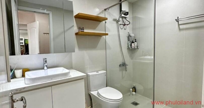 toilet-cua-can-ho-can-ban-green-valley