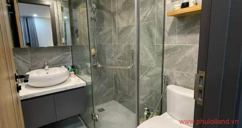 toilet-cua-can-ho-can-ban-sai-gon-south