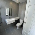 toilet-cua-can-ho-can-ban-sky-garden-2