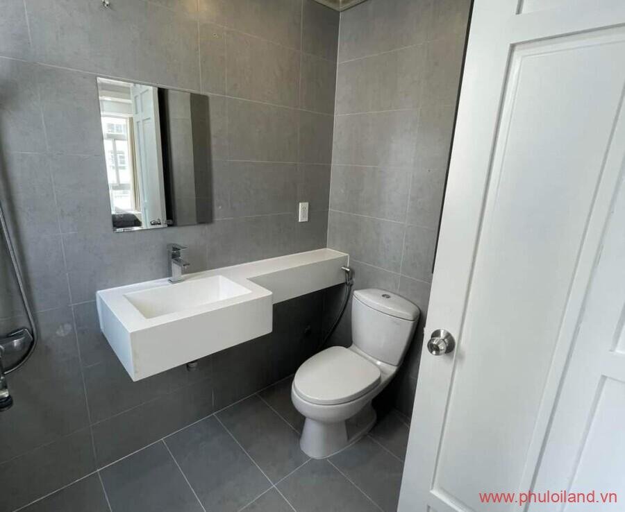 toilet cua can ho can ban sky garden 2 1 900x738 - Bán rẻ Căn Hộ Sky Garden 2, căn góc lầu cao 89m2, 3pn, 2wc, giá: 3,550 tỷ thương lượng.