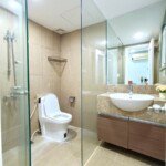 toilet-cua-can-ho-can-ban-sky-garden 3