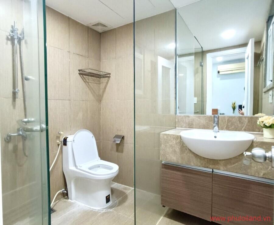 toilet cua can ho can ban sky garden 3 1 900x738 - Sang nhượng căn hộ Sky Garden 3, căn góc 74m2, lầu cao, thiết kế 2pn, 1plv, 2wc, nhà đẹp như hình- Giá: 3,450 tỷ bớt lộc.