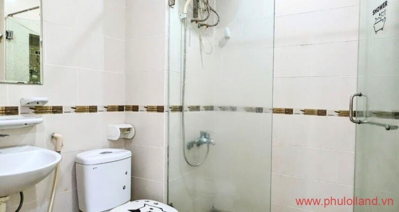 toilet-cua-can-ho-can-ban-sky-garden-3