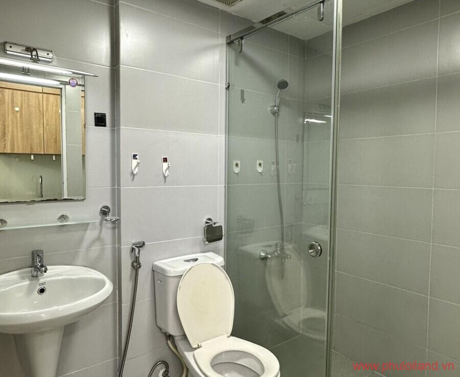 toilet cua can ho can cho thue hung vuong 2 900x738 - Cho thuê căn hộ Hưng Vượng 2 tháng, 60m2, 2pn, 1wc, giá: 12 triệu/ 01 tháng
