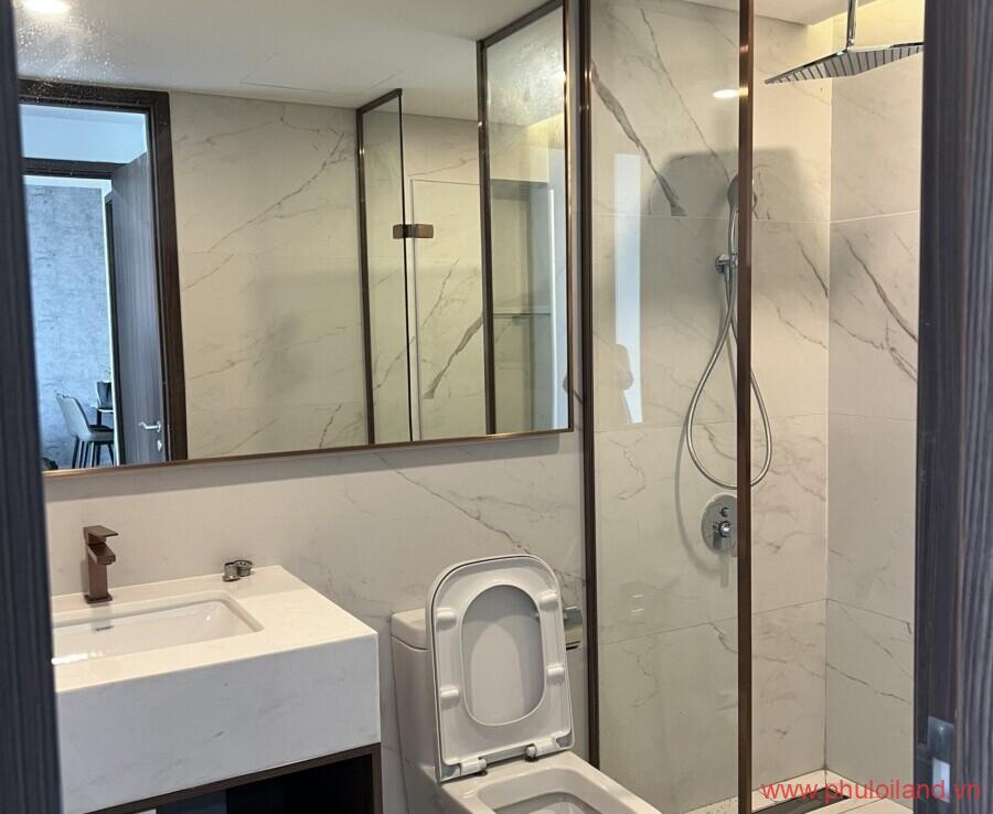 toilet cua can ho can cho thue mitdown m8 900x738 - Cho thuê The Peak Midtown M8 Phú Mỹ Hưng, 80m2, 2pn, 2wc. Giá : 1,350 usd thương lượng