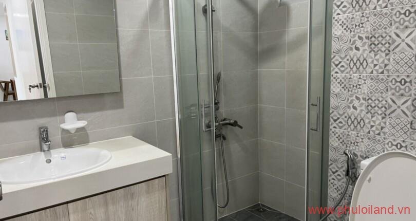 toilet-cua-can-ho-can-cho-thue-scenic-1