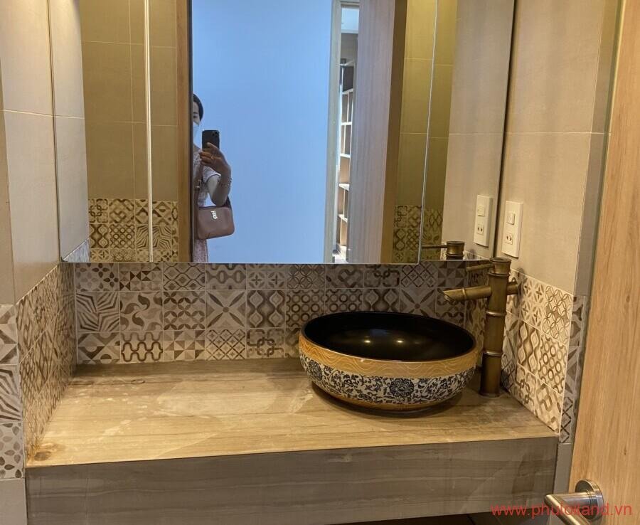 toilet day du trang thiet bi 900x738 - Mua bán căn hộ Chung cư Green Valley Quận 7 T5/2023
