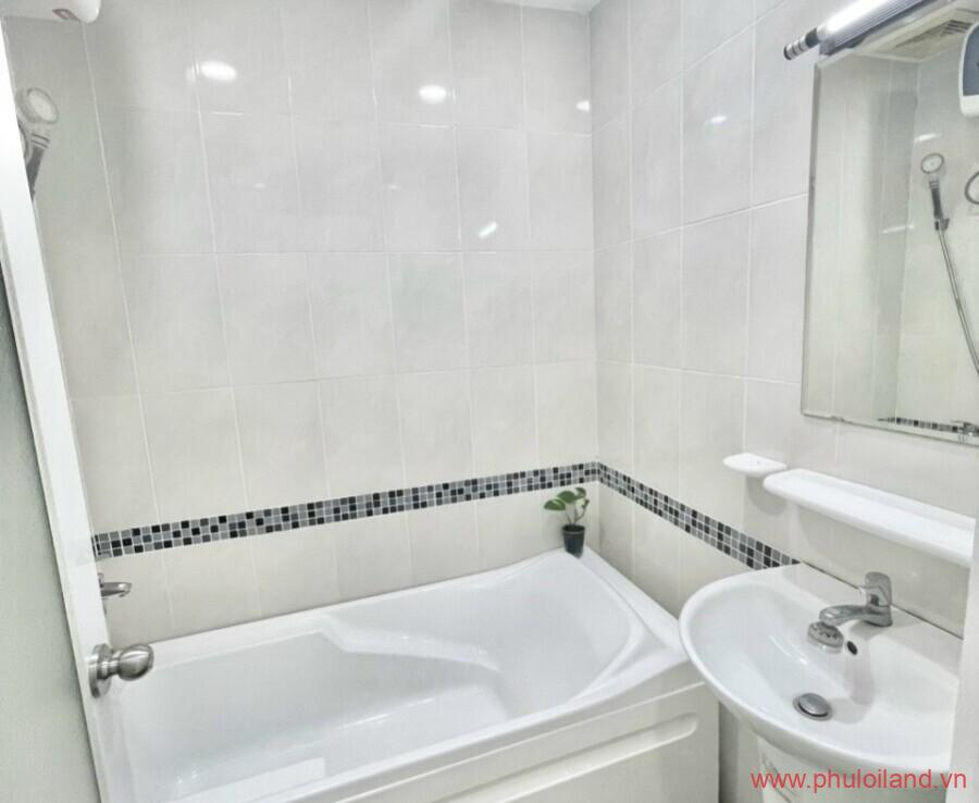 toilet trong can ho can ban sky garden 3 2 4 900x738 - Sang nhượng căn hộ Sky Garden 3, 70m2, lầu cao, thiết kế 2pn, 2wc, nhà như hình- Giá: 3,050 tỷ.