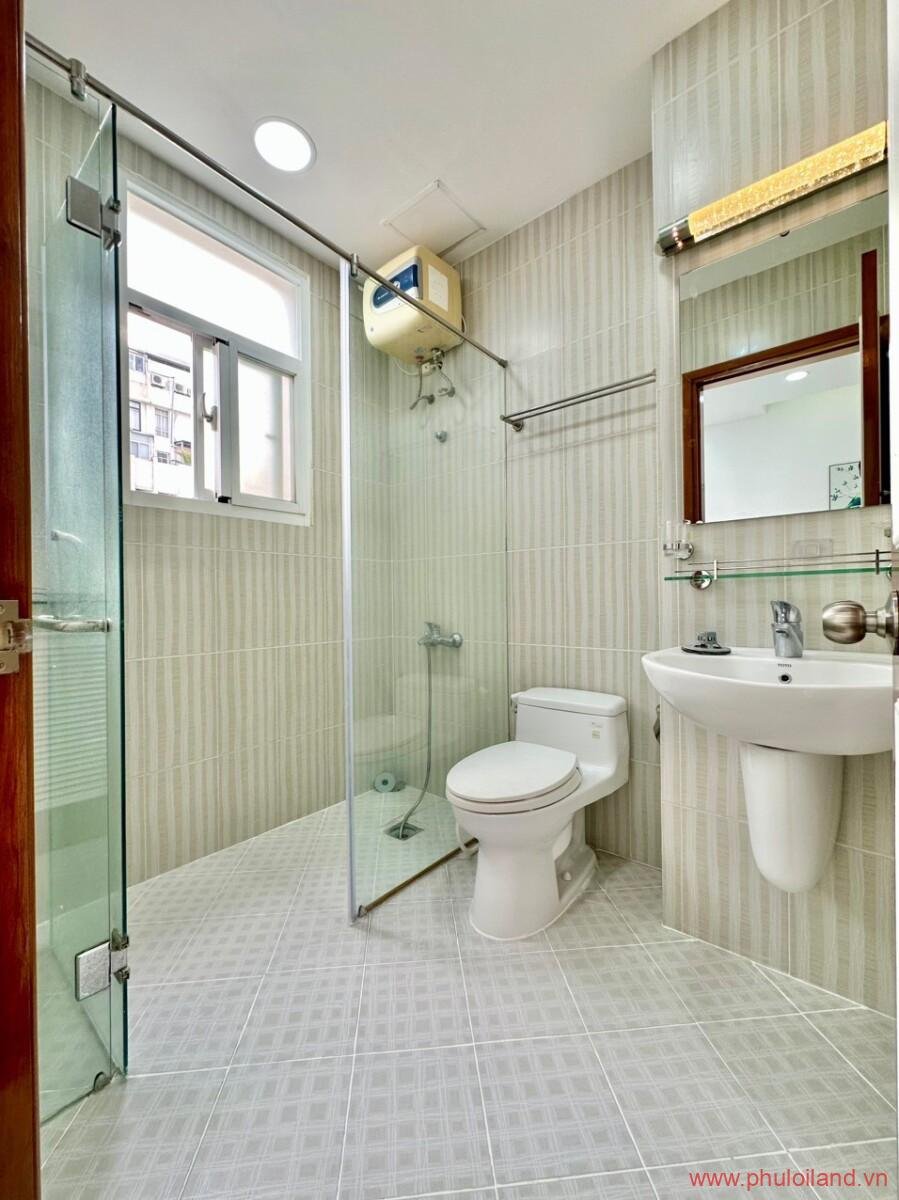 toilet trong can ho can ban sky garden 3 6 - Cần bán căn hộ Sky Garden 3, căn góc 72m2, lầu cao, thiết kế 2pn, 2wc, nhà đẹp như hình- Giá: 3,550 tỷ.