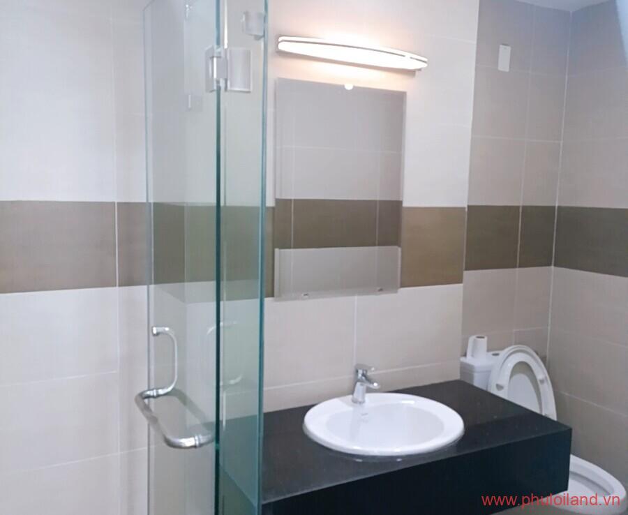 tollet can ho can ban 6 900x738 - Bán nhanh căn hộ chung cư Scenic Valley 2, 75m2, căn góc, giá 3.9 tỷ, nội thất đầy đủ.