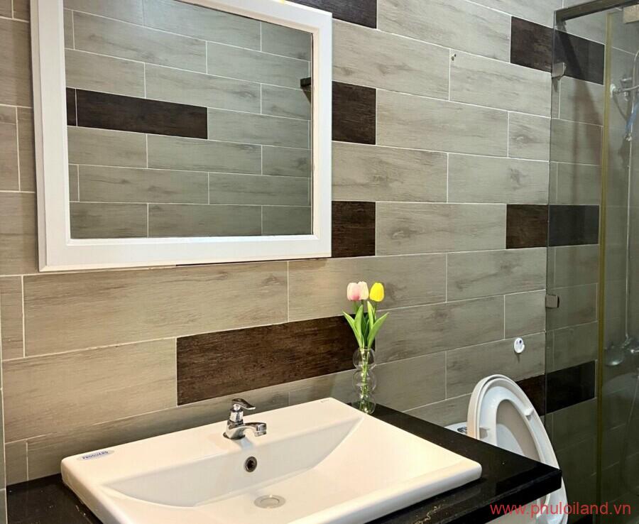 tollet can ho can ban sky garden 900x738 - Cần bán căn hộ Sky Garden 3, 2pn, 2wc, full nội thất đẹp như hình - giá: 3,290 tỷ