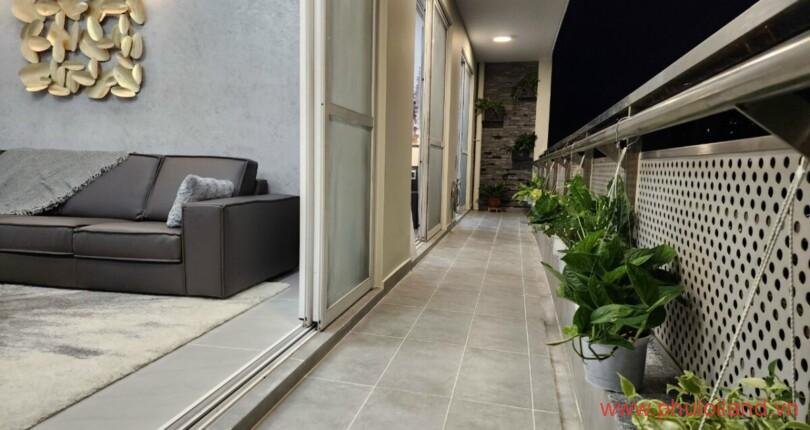 ban-cong-phong-khach-cua-can-ho-can-ban-riverpark-residence