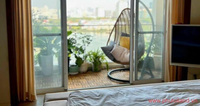 can-canh-phong-ngu-sang-trong-co-ban-cong-rong-rai