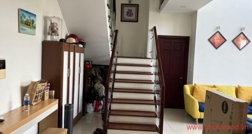 cau-thang-bo-len-lau-2cua-penthouse-ban