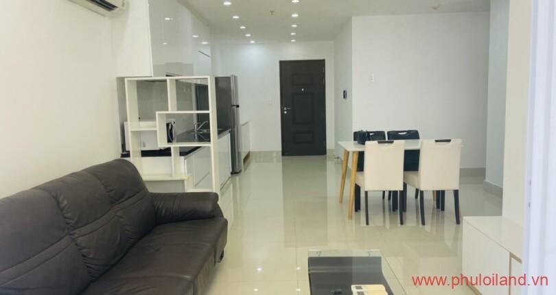 phong khach can ho can ban tu bancon nhin vao 810x430 - Bán căn hộ chung cư Scenic Valley 1, 70m2, giá 3.750 tỷ, nhà có hợp đồng thuê ổn định.