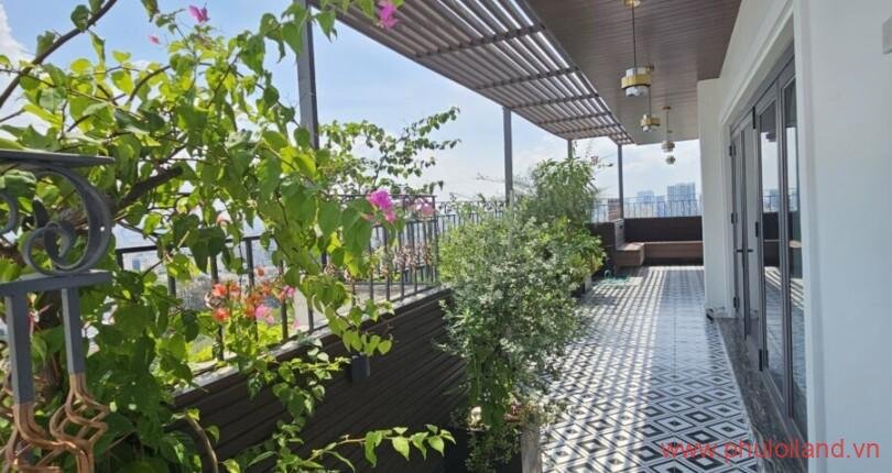 san-vuon-phong-khach-cua-can-ho-can-ban-penhouse-sky-garden-3