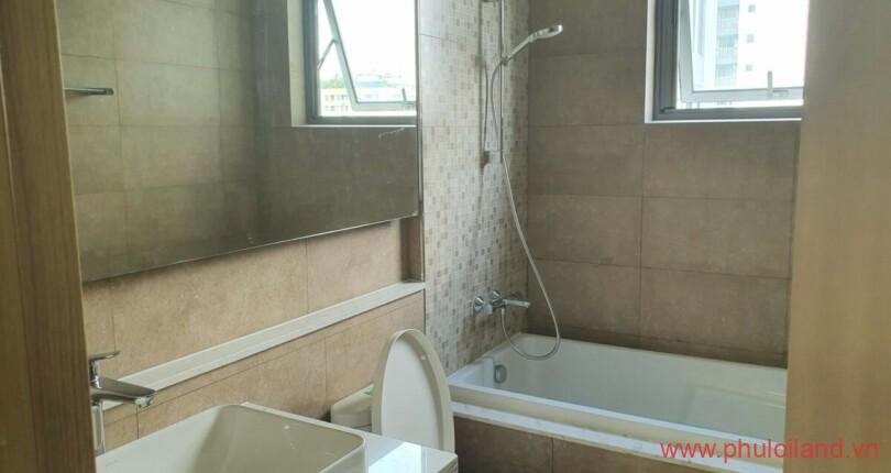 toilet-cua-can-ho-can-ban-cho-thue-riverpark-premier