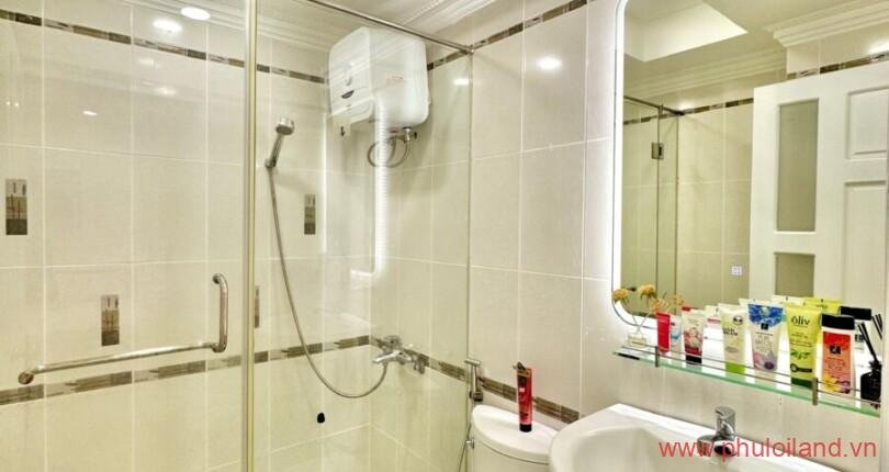 toilet-cua-can-ho-can-ban-sky-garden-2