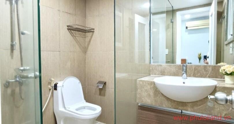 toilet-cua-can-ho-can-ban-sky-garden 3
