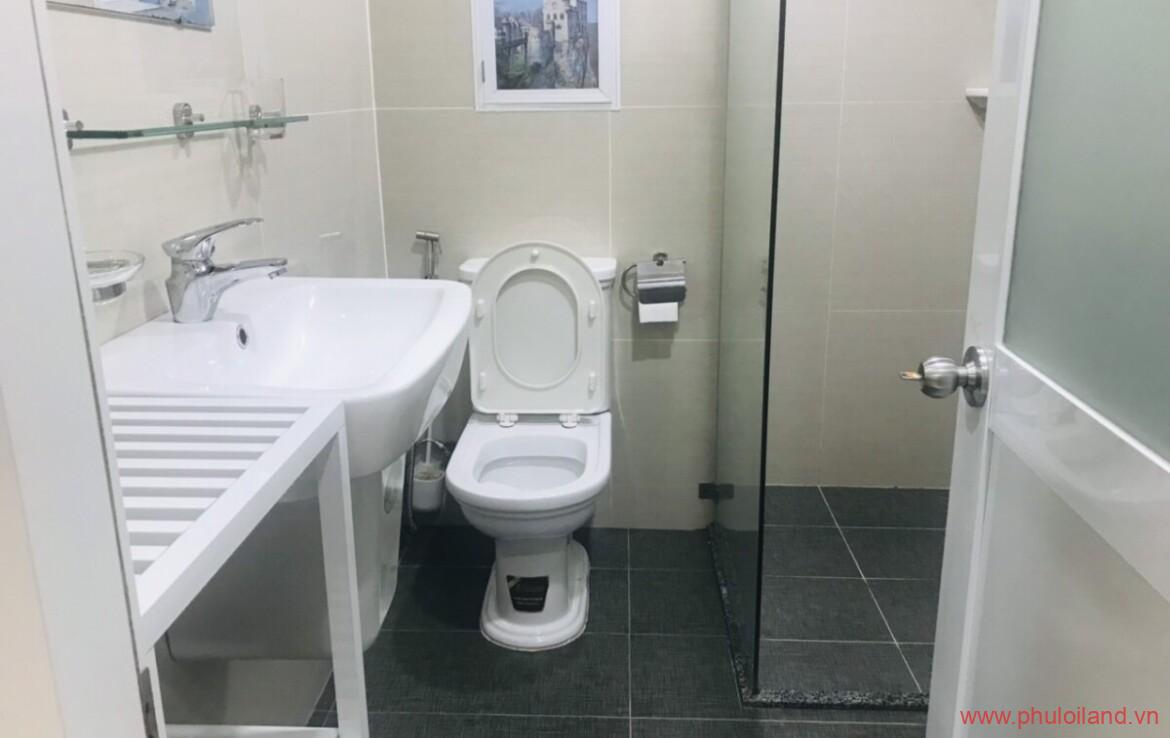 toilet rieng trong can ho 1170x738 - Cho thuê phòng căn hộ dịch vụ Phú Mỹ Hưng Quận 7 T5/2023