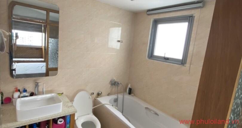 toilet-sang-trong-co-bon-tam-nam