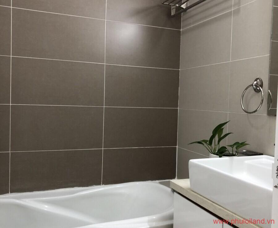 toilet trong can ho can ban sky garden 3 1 900x738 - Cho thuê Sky Garden 3 lầu thấp, 68m2, 2pn, 2wc, nhà như hình - Giá: 18 triệu.