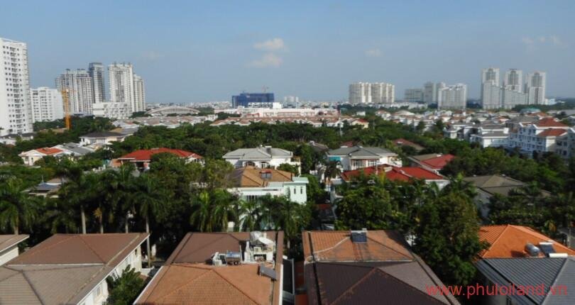 view-nhin-tu-ban-cong-phong-khach-can-ho